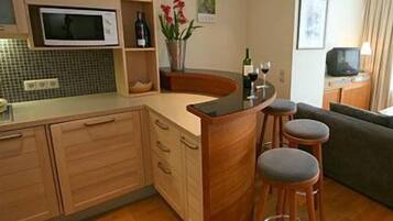 Standard-huoneisto (Typ A) | Yksityinen keittiö | Täysikokoinen jääkaappi, mikroaaltouuni, liesi, astianpesukone