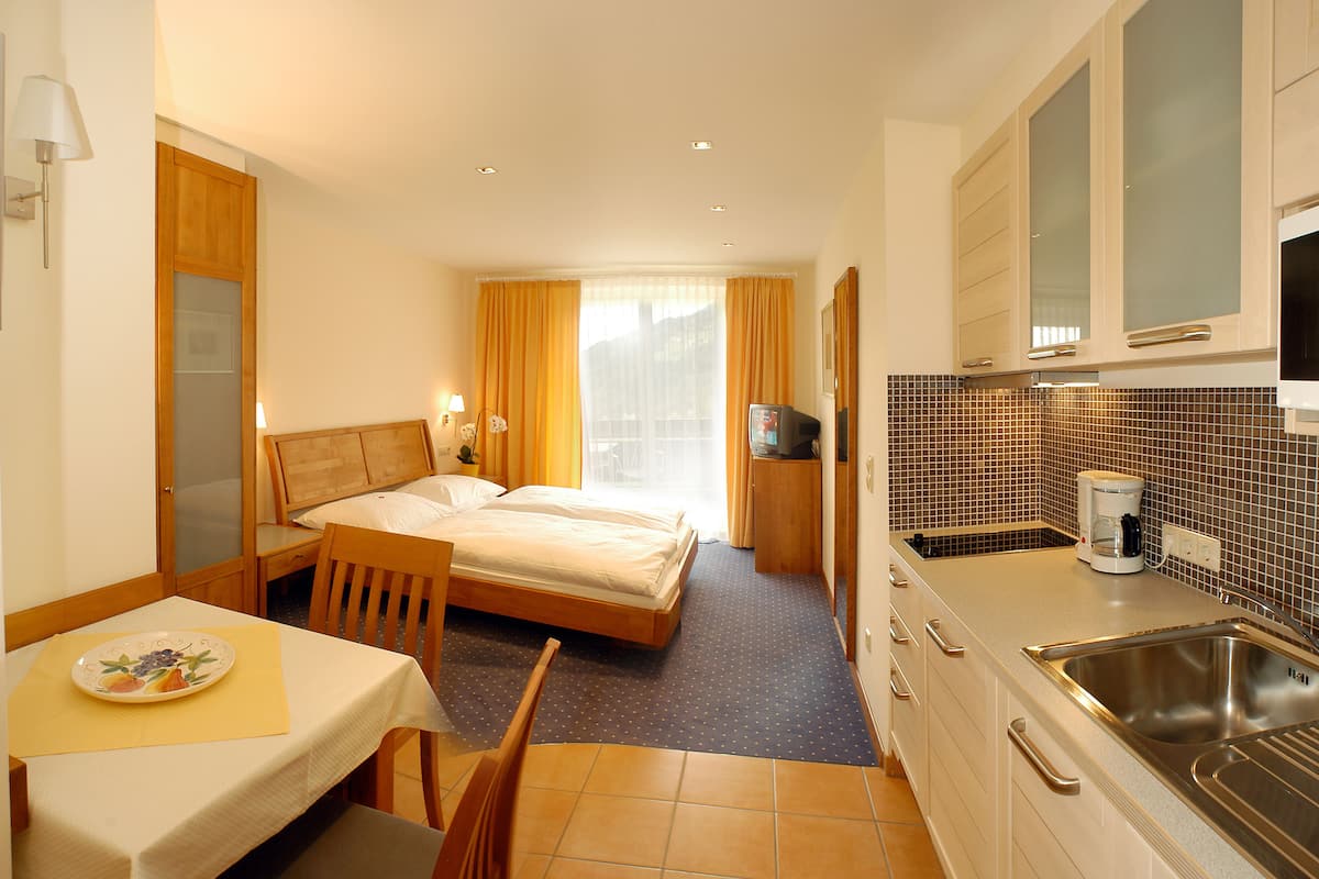 42-inch led tv with cable channels, tv, heated floors