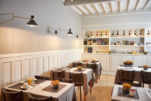 Daily buffet breakfast (EUR 9.50 per person)