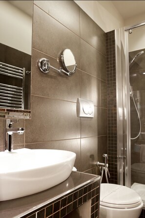 Economy-Doppelzimmer | Badezimmer | Umweltfreundliche Kosmetikartikel, Haartrockner, Handtücher