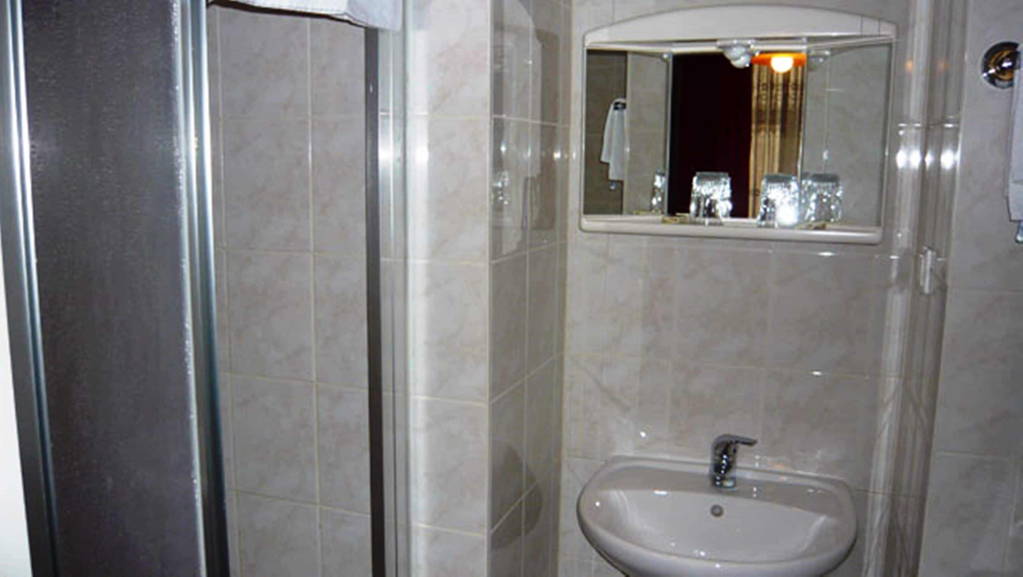 Dusche, Hydromassagedusche, kostenlose Toilettenartikel, Haartrockner