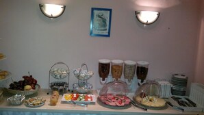 Una mesa de buffet con diversos alimentos y condimentos.