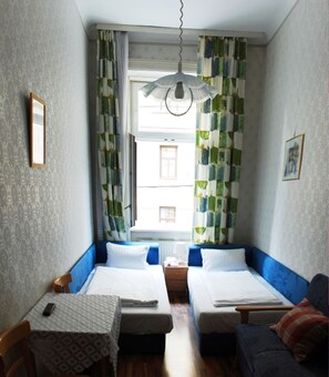 标准双床房, 2 张单人床 | 特色装修、特色家居、办公桌、遮光窗帘