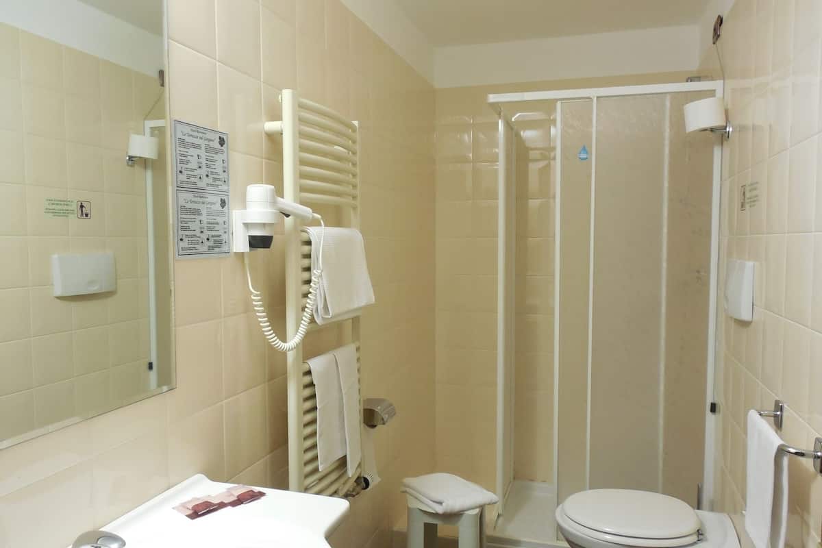 economy double room | bathroom | shower, hair dryer, bidet