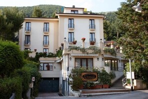 A two-story building with a sign reading "Ristorante Le Terrazze sul Gargano". - Le Terrazze sul Gargano (San Giovanni Rotondo)
