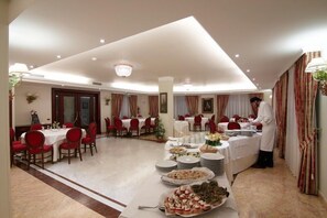 Serveert ontbijt, lunch en diner