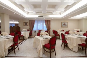 Breakfast, lunch and dinner served