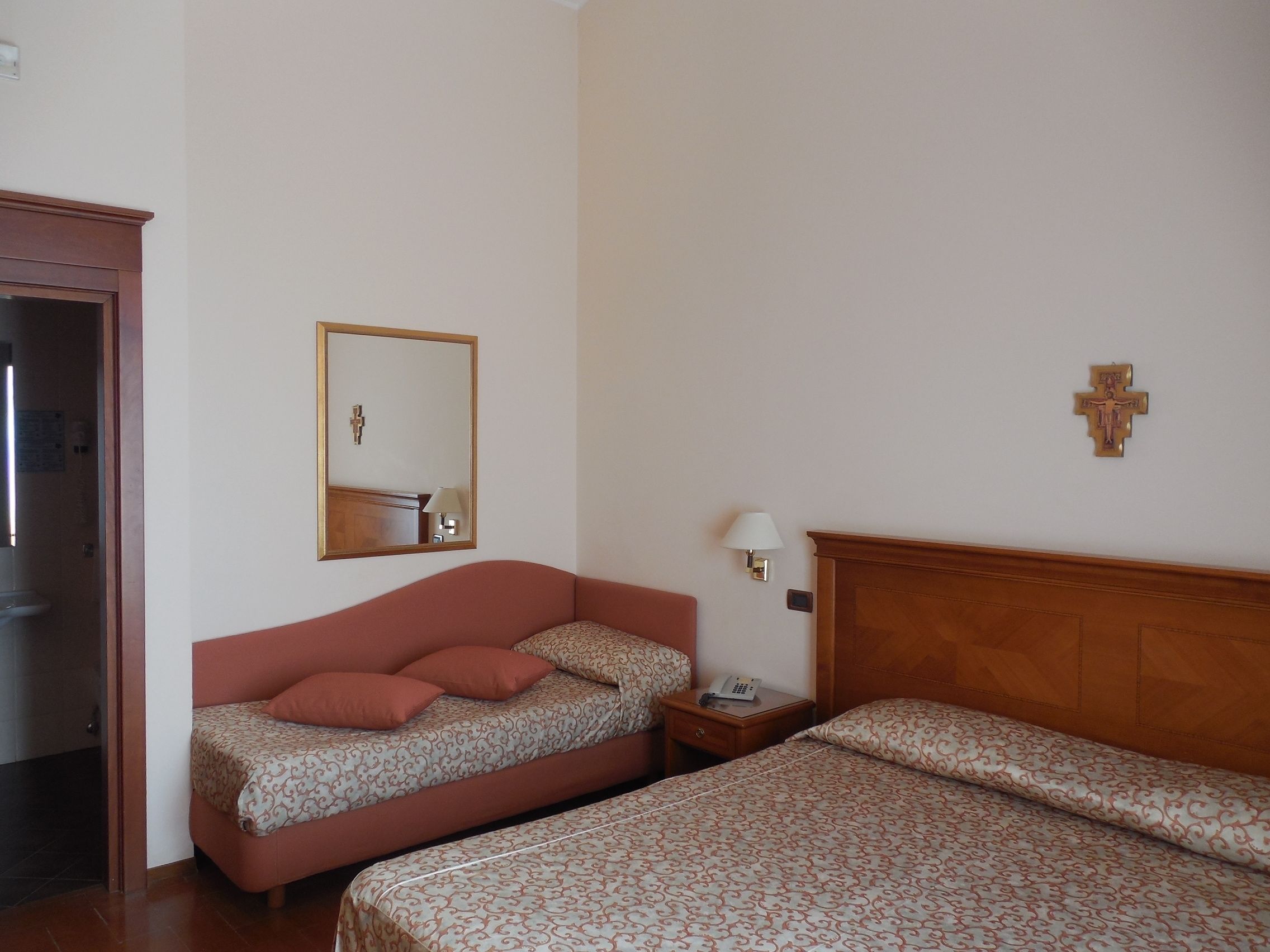 standard room | premium bedding, minibar, desk, blackout curtains