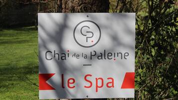 A sign with the text "Chai de la Paleine le Spa".