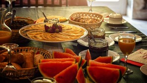 A breakfast table with various dishes, including pancakes, toast, and fruit. - Le Chai de la Paleine (Le Puy-Notre-Dame)