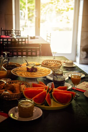 Desayuno buffet diario (EUR 9 por persona)