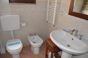 Ein Badezimmer mit Toilette, Bidet und Waschbecken.