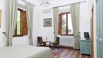 Doppel- oder Zweibettzimmer | Schreibtisch, kostenloses WLAN, Bettwäsche