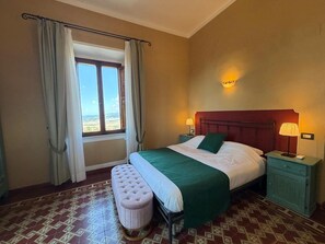 Deluxe Double Room, Hill View | Minibar, in-room safe, desk, laptop workspace - Villa Porta all'Arco (Volterra)