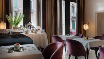 Colazione a buffet, servita tutte le mattine (15 EUR a persona)