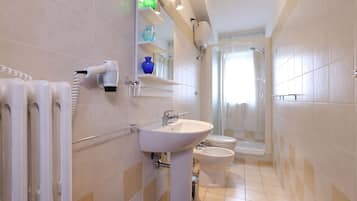 Căn hộ phong cách cổ điển, 1 giường cỡ queen và sofa giường, không hút thuốc, bếp | Phòng tắm | Đồ dùng nhà tắm miễn phí, máy sấy tóc, khăn tắm, xà phòng