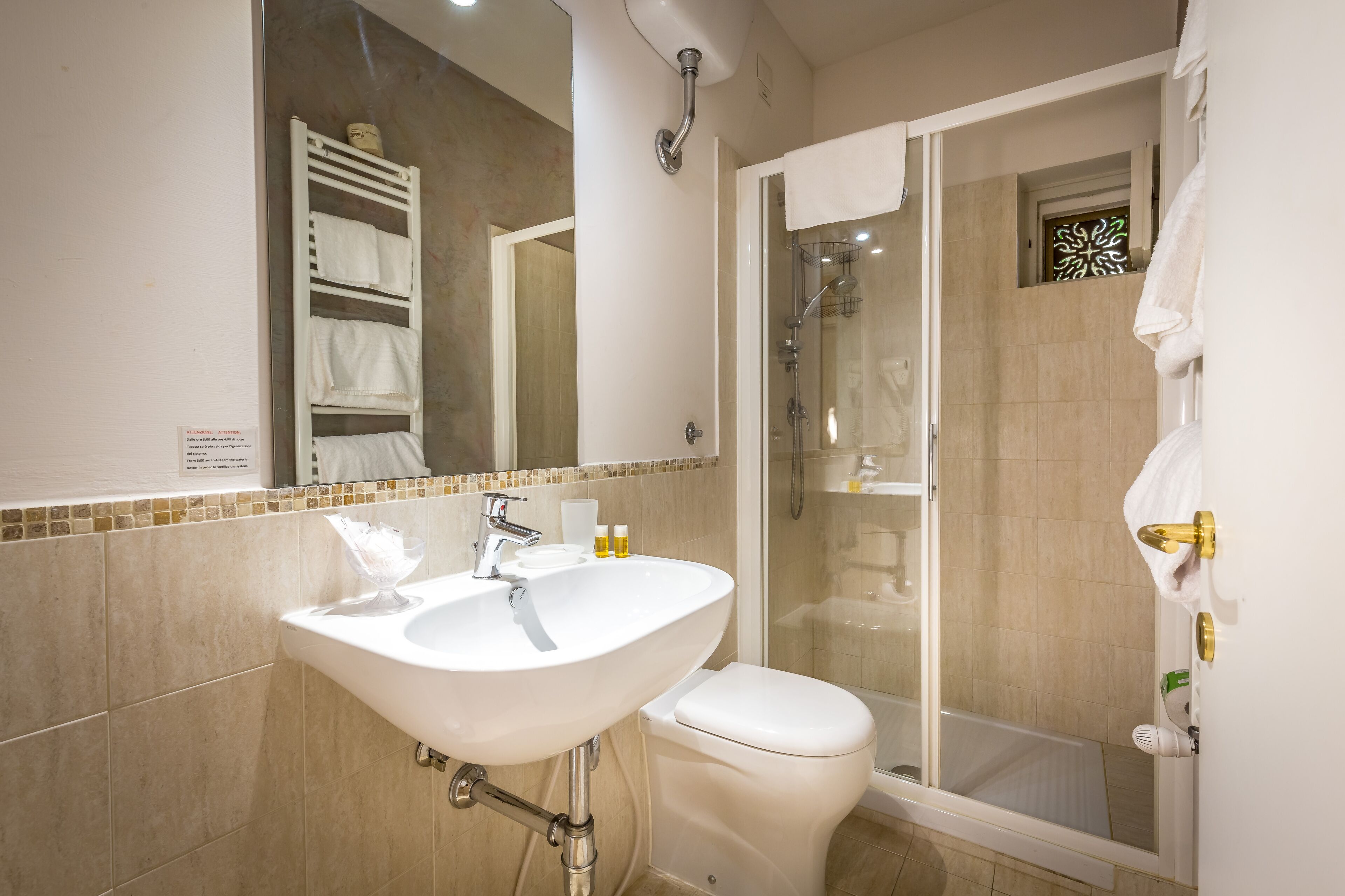 Tweepersoonskamer, voor 1 persoon, privébadkamer | Badkamer | Gratis toiletartikelen, een haardroger, handdoeken, zeep