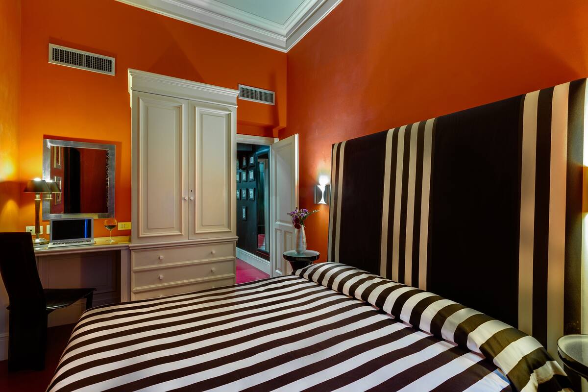 Habitación doble superior (Street View) | Ropa de cama de alta calidad, escritorio, wifi gratis