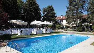 Piscine extérieure, parasols de plage, chaises longues