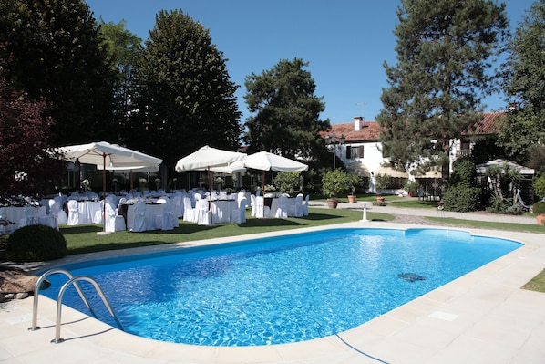 Piscina externa, guarda-sóis, espreguiçadeiras
