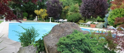 Piscine extérieure, parasols de plage, chaises longues