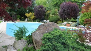 Piscine extérieure, parasols de plage, chaises longues