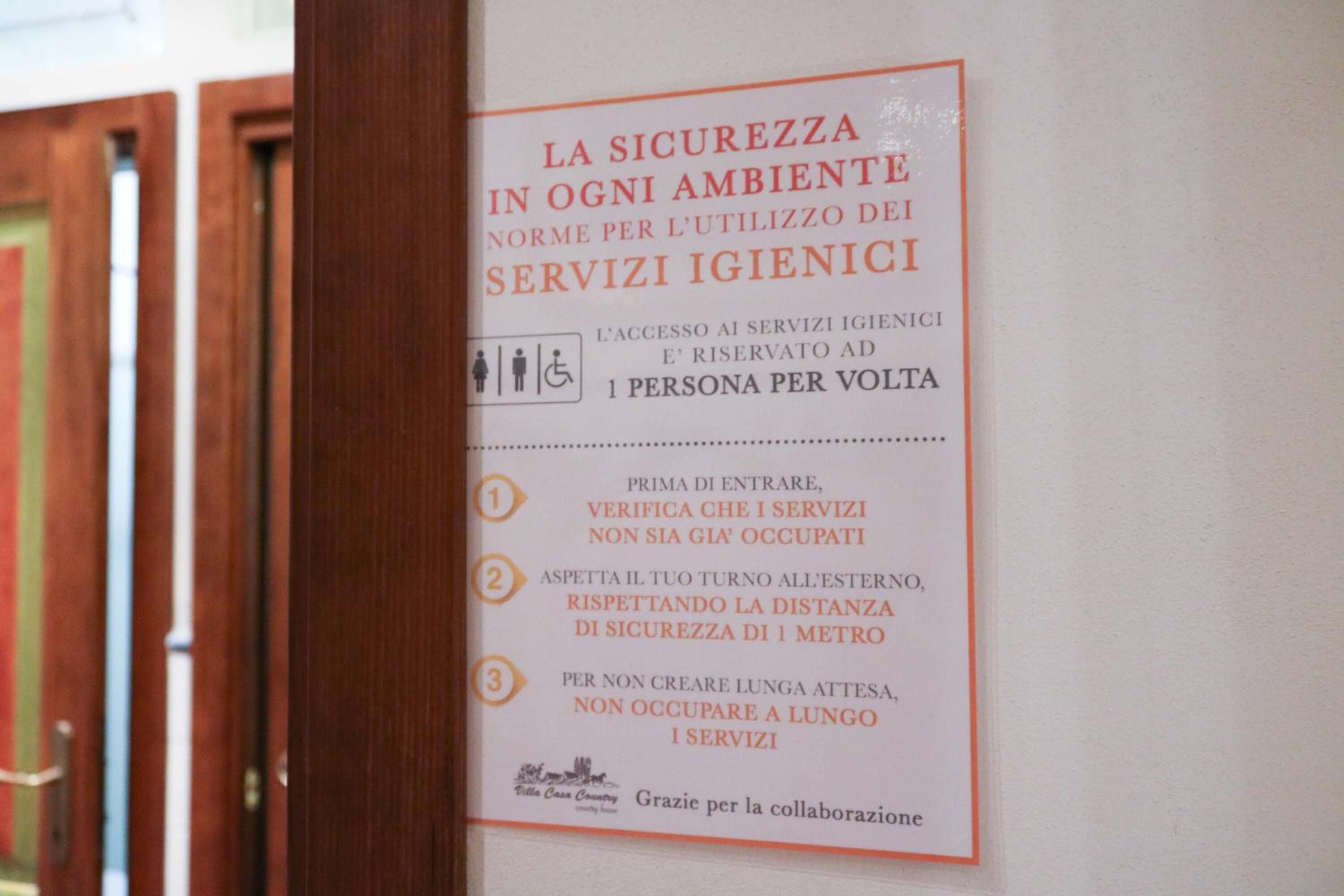 A sign with guidelines for using hygiene services, including a maximum of one person per service and maintaining a 1-meter distance.