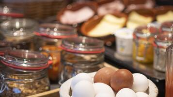 Un buffet de petit-déjeuner proposant une variété d’aliments et de plats.