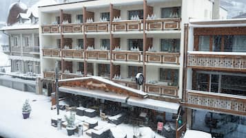 Vista frontal de la propiedad