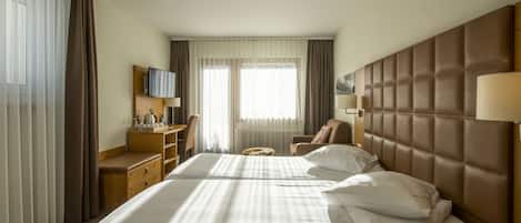 Herbergi með tvíbreiðu rúmi | Öryggishólf í herbergi, skrifborð, myrkratjöld/-gardínur, hljóðeinangrun