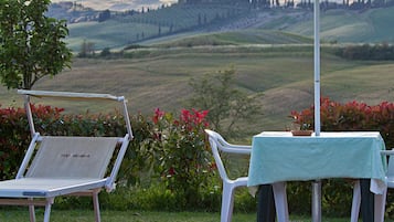 Piscine extérieure, parasols de plage, chaises longues