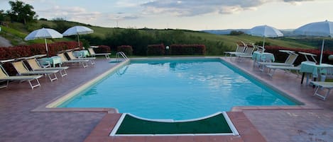 Piscine extérieure, parasols de plage, chaises longues