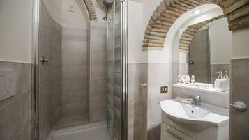 Suite Junior | Bagno | Doccia, set di cortesia gratuito, asciugacapelli, asciugamani