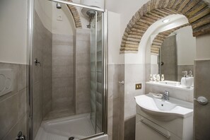 Junior suite | Badkamer | Een douche, gratis toiletartikelen, een haardroger, handdoeken