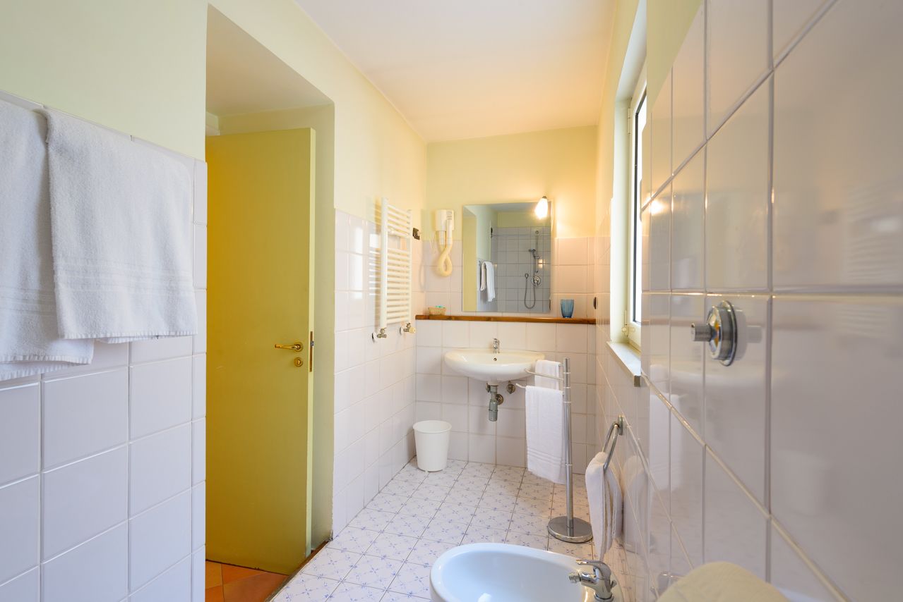 double room | bathroom | shower, free toiletries, hair dryer, bidet
