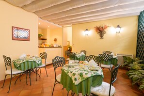 Free daily full breakfast - Mergellina (Naples)