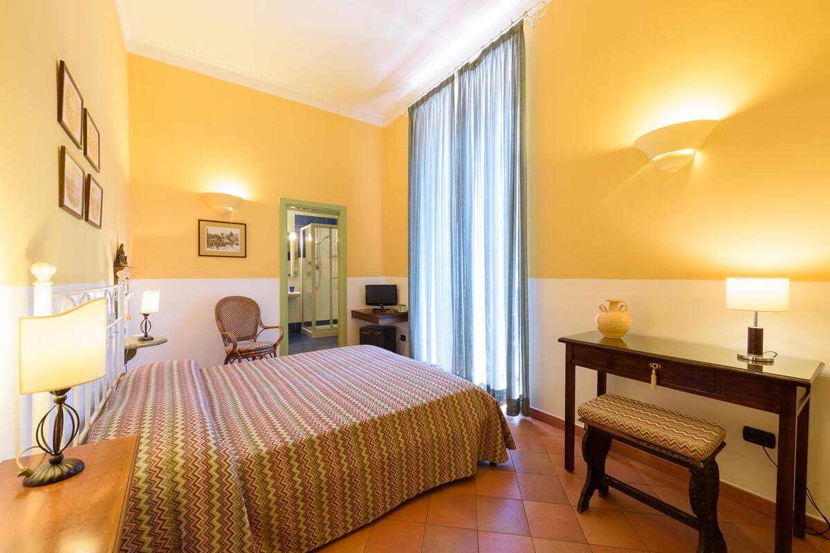 Double Room | Minibar, desk, WiFi (free), bed sheets