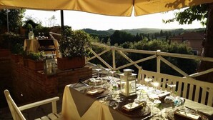 Breakfast, lunch and dinner served - La Locanda del Castello (Montalcino)