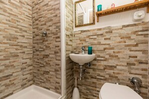 A bathroom with a shower, a sink, and a toilet. - All'Ombra del Cupolone (Rome)