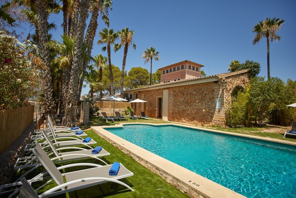 Außenpool, geöffnet von 07:00 Uhr bis 20:00 Uhr, Sonnenschirme