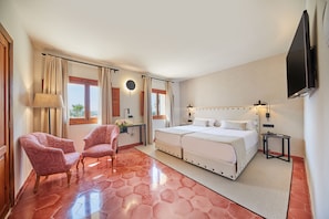 Hochwertige Bettwaren, Daunenbettdecken, Minibar, Zimmersafe