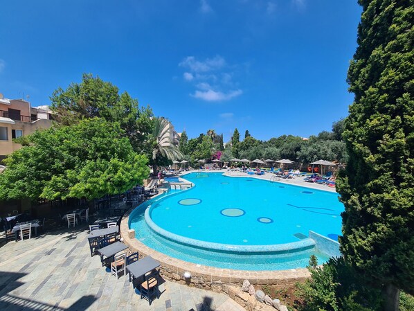 Outdoor pool - Basilica Holiday Resort (Paphos)