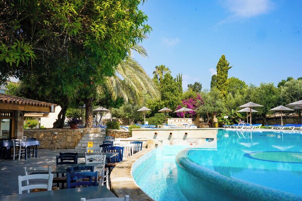 Una piscina al aire libre