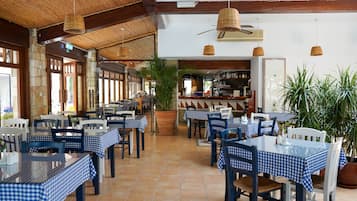Petit déjeuner, déjeuner et dßner servis sur place