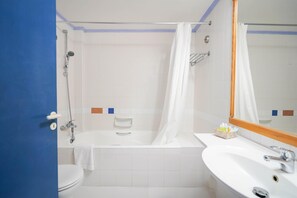 Deep soaking tub, free toiletries, hair dryer, bathrobes - Basilica Holiday Resort (Paphos)