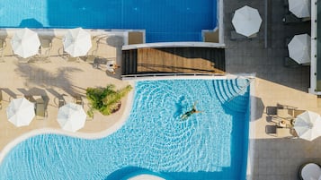 Inomhuspool, 2 utomhuspooler, parasoller och solstolar