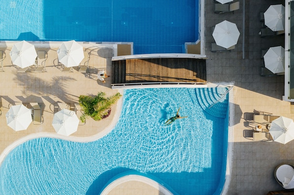 Innenpool, 2 Außenpools, Sonnenschirme, Liegestühle
