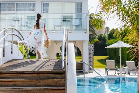 Indoor pool, 2 outdoor pools, pool umbrellas, sun loungers