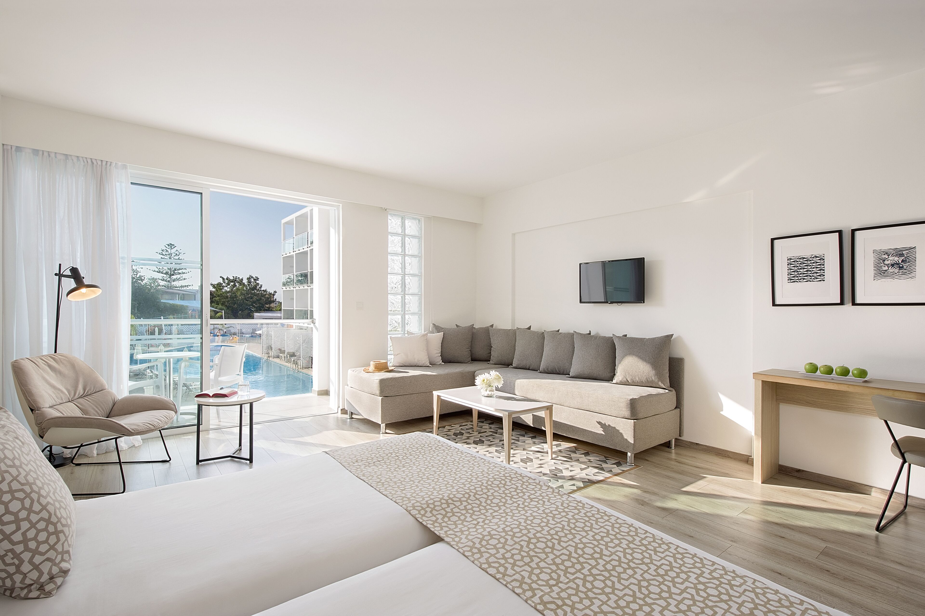 superior room, pool view | living area | flat-screen tv, ping pong