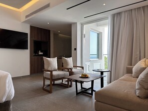 Junior Suite Sea View with Whirlpool | Safe på rommet, individuelt dekorert, skrivebord og lydisolert